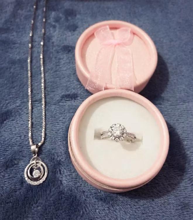 Có vẻ như trang sức bằng vàng, bạc là món quà được các đức lang quân lựa chọn nhiều nhất dành tặng người phụ nữ họ yêu. Hội mẹ bỉm vừa sung sướng vừa đùa nhau rằng: chồng tặng vàng cũng là "2 trong 1", lúc túng tiền lại xin vợ bán đi