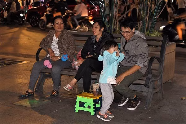 Cả gia đình cùng nhau đi dạo phố, tận hưởng thời tiết se lạnh như mùa thu ở miền Bắc.