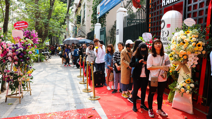 Theo chia sẻ của Minh Nhật (23 tuổi, Hà Nội) chia sẻ: "Một phần vì hâm mộ Seungri và muốn ủng hộ thương hiệu của thần tượng nên mình đã xếp hàng ở đây từ 6h sáng. Thêm nữa, mình cũng muốn thử xem mì Ramen nấu chuẩn vị ra sao lại trở nên món "quốc hồn, quốc túy" của Nhật Bản?".