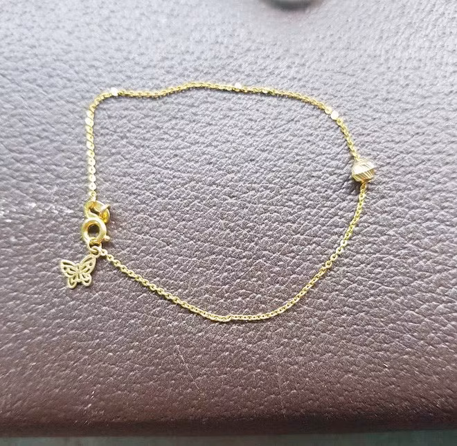 Chiếc lắc nhỏ, xinh xinh nhưng bạn trẻ Minh Tuyến khoe rằng: "Dù còn đi học nhưng bạn trai em vẫn có dành tiền để mua tặng em Valentine đấy các mẹ ạ".