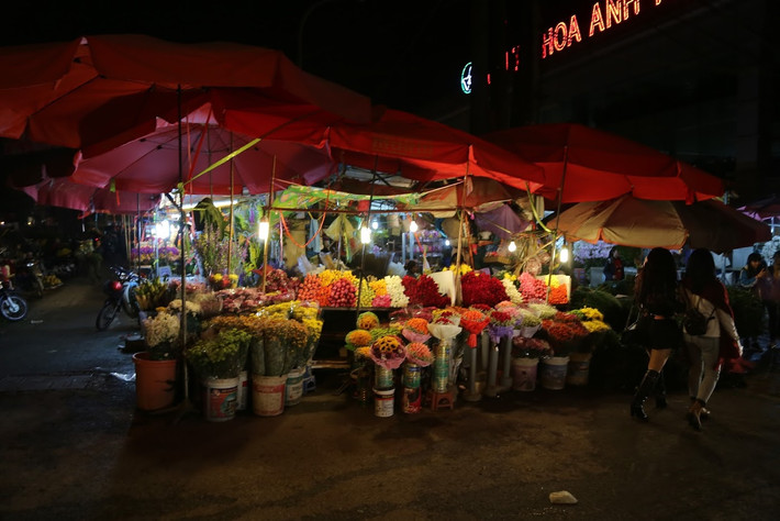 Có mặt tại chợ hoa Quảng Bá không chỉ có những chủ shop hoa lâu năm tại Hà Nội mà còn có nhiều bạn sinh viên tranh thủ mua hoa về bán nhân dịp ngày Phụ nữ Việt Nam để tăng thu nhập.
