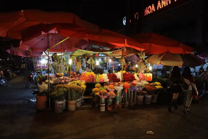 Có mặt tại chợ hoa Quảng Bá không chỉ có những chủ shop hoa lâu năm tại Hà Nội mà còn có nhiều bạn sinh viên tranh thủ mua hoa về bán nhân dịp ngày Phụ nữ Việt Nam để tăng thu nhập.