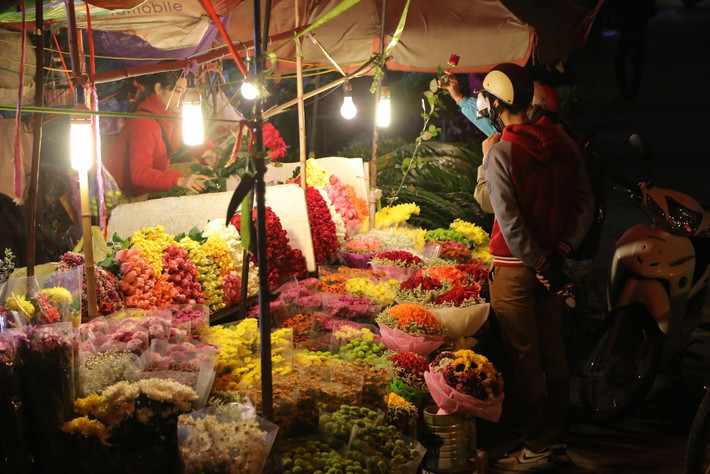 "Mỗi loại hoa hồng lại một giá, hồng Mê Linh hoa nhỏ hơn nên hiện tại chỉ khoảng 1.600 - 1.700 đồng/bông. Nhưng đến sát ngày 20/10, khi nhu cầu thị trường tăng cao thì giá có thể lên tới 3.000 đồng/bông tại các chợ đầu mối" một chủ sạp tại chợ hoa Quảng Bá chia sẻ thêm.