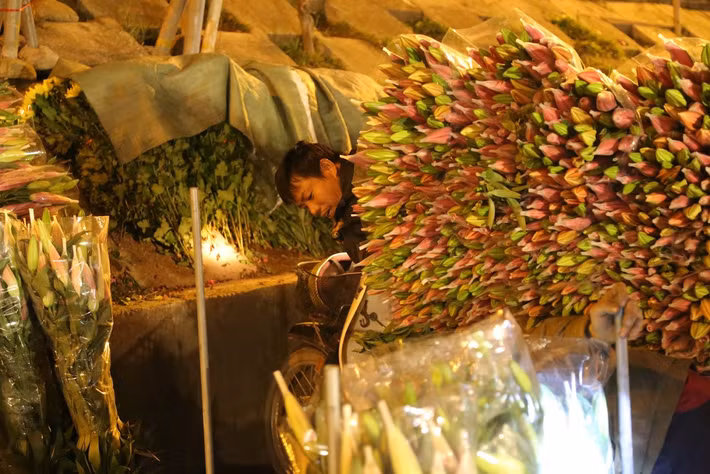 Hoa hồng và hoa ly như thường lệ vẫn là mặt hàng được các đấng mày râu quan tâm nhất.