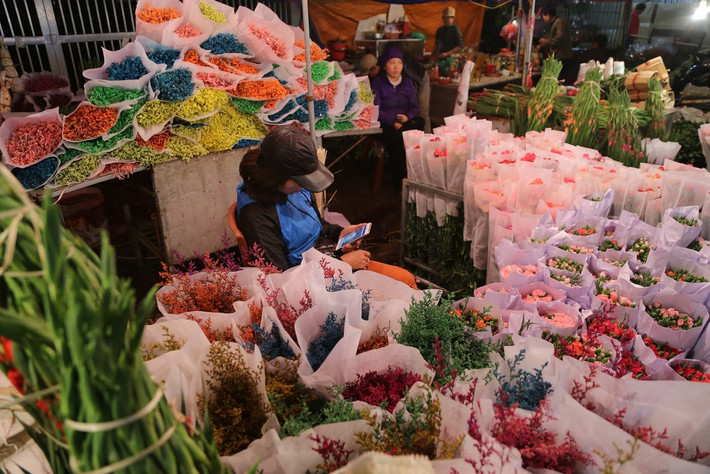 Theo nhận định của nhiều chủ sạp hoa tại chợ hoa Quảng Bá, giá hoa hồng những ngày sắp tới có thể nhích thêm vài giá vì nhu cầu mua tăng cao.