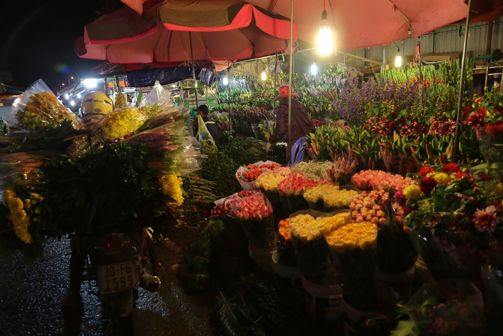 Đi một vòng quanh chợ Quảng Bá, nhiều người sẽ bị ngợp bởi hoa gì cũng có, đủ màu sắc. Từ hoa ly, hoa cúc, hướng dương, hoa hồng, các loại lá cắm kèm cho tới hoa giả cũng có đủ.