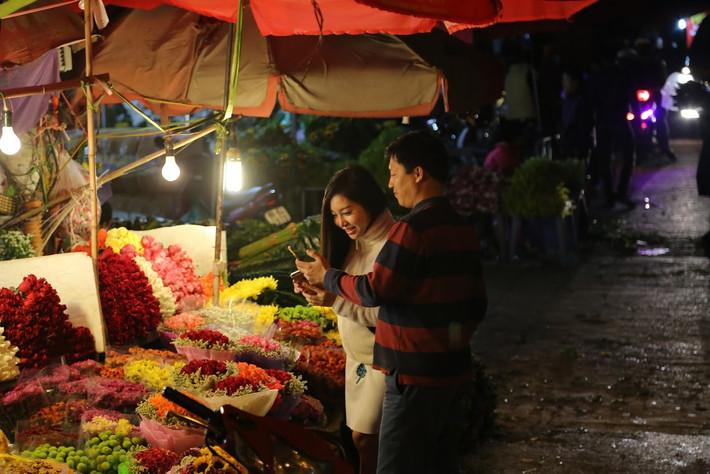 Nhìn chung, giá hoa tại chợ hoa Quảng Bá không có biến động nhiều. Chia sẻ với PV Kiến Thức, chị Hạnh (chủ sạp hoa tại chợ Quảng Bá) nói: "Do năm nay lượng cung ứng hoa được các chủ vựa đáp ứng đủ nên không diễn ra tình trạng khan hiếm hàng. Vì vậy giá cả cũng không tăng hơn là bao so với ngày thường".