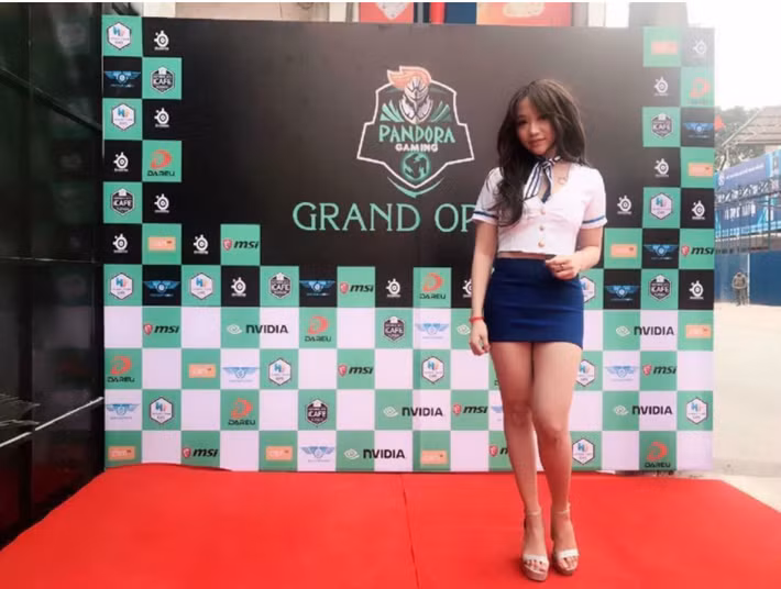 Khuôn mặt tái nhợt cùng đôi mặt thâm quầng, mụn mọc lấm tấm chính là gương mặt hiện tại của nữ streamer game Hera Kiều Anh.