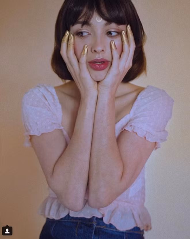 Nếu so sánh kĩ hơn ở những bức ảnh của Irene khi mặt lạnh lùng với khi nhếch môi cười, mọi người sẽ thấy sự thay đổi về thần thái rõ rệt. Cô nàng đang từ nhẹ nhàng, ngây thơ chuyển sang quyến rũ, gợi cảm ngay trong chớp mắt.