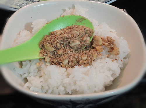 Cơm muối vừng, một món ăn mà bất cứ bạn trẻ thuộc thế hệ 8X, 9X nào cũng từng "kinh qua" và đều cất giấu cho mình một lọ để phòng trừ những ngày hết thức ăn.