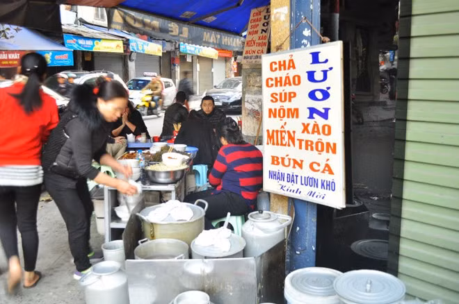 Trái ngược với vẻ vắng lặng, yên ả của những con phố, tuyến đường vào sáng đầu năm mới Mậu Tuất 2018, nhiều hàng quán vỉa hè kinh doanh bún riêu, ốc nho nhỏ vẫn tấp nập đông vui.