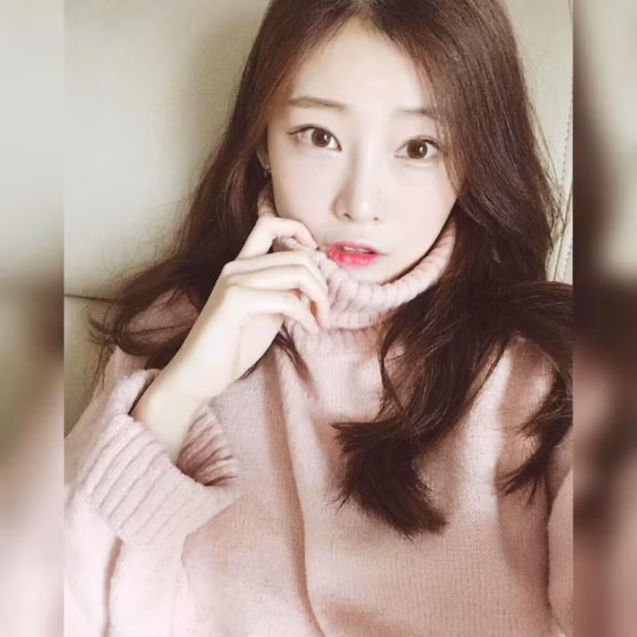 Cùng ngắm nhìn vẻ đẹp của cô nàng lễ tân bán xe hơi hút hồn khách mua hàng. Ảnh trong bài: Facebook nhân vật.