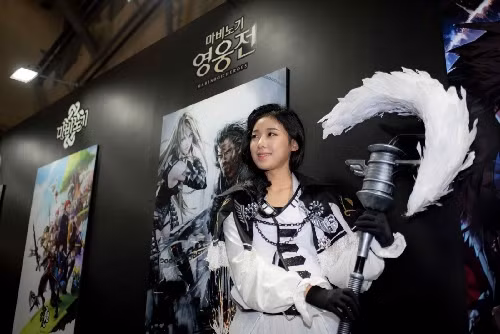 An Yoojung trở thành người mẫu cosplay cho sự kiện ra mắt một trò chơi trực tuyến và cũng được chọn làm đại sứ thương hiệu cho game này.