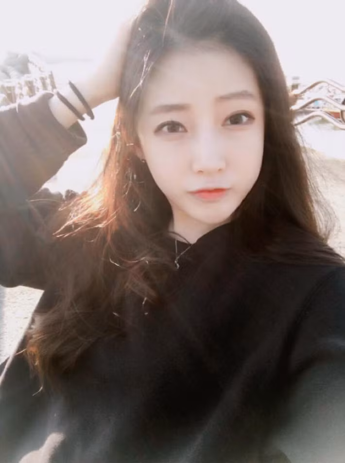 Khuôn mặt ưa nhìn, xinh xắn, dễ thương đã mang đến nhiều lợi thế cho An Yoojung để cô bước trên con đường nghệ thuật với vai trò người mẫu.