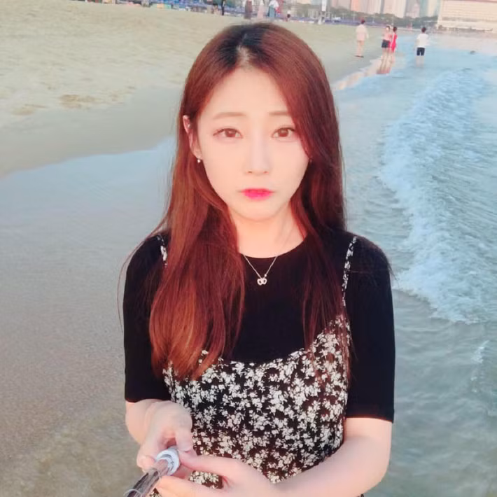 Hiện tại trang cá nhân của An Yoojung thui hút hơn 100 ngàn lượt theo dõi và hiện là một trong nhưng hot girl đình đám trong cộng đồng mạng Hàn Quốc.