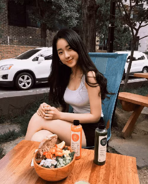 Chưa dừng lại ở đó, cô nàng nổi tiếng từ triển lãm ô tô tại Hàn Quốc này còn tham gia đóng phim với vai phụ trong phim "Sweet Stranger and Me" của đài KBS2.