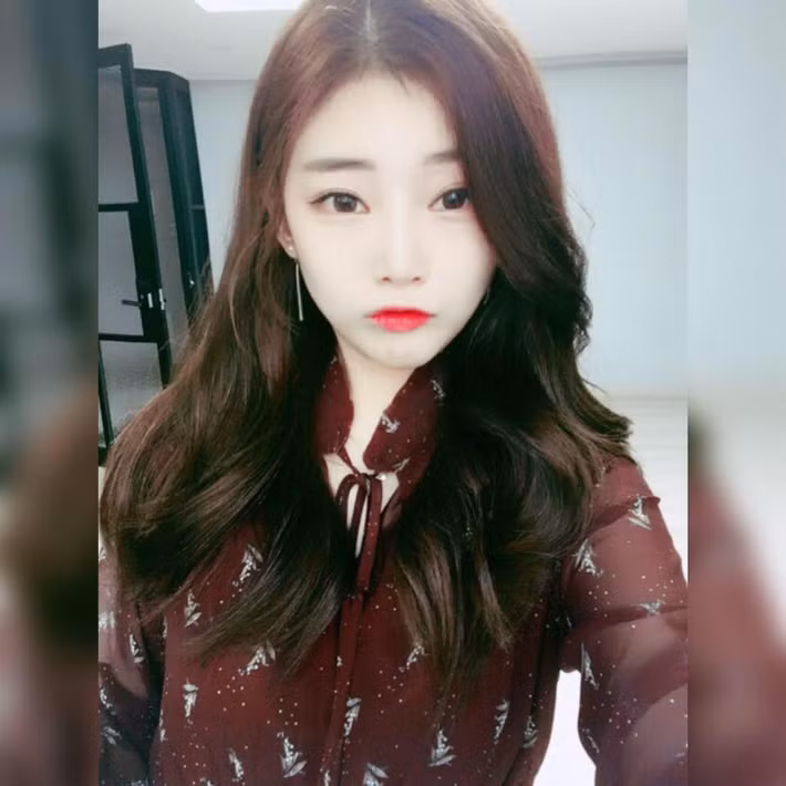 Vẻ ngoài xinh xắn cùng thân hình gợi cảm khiến An Yoojung đang được nhiều người yêu mến và dùng các mỹ từ để miêu tả về nhan sắc của cô nàng nổi lên từ nghề lễ tân bán xe hơi này.