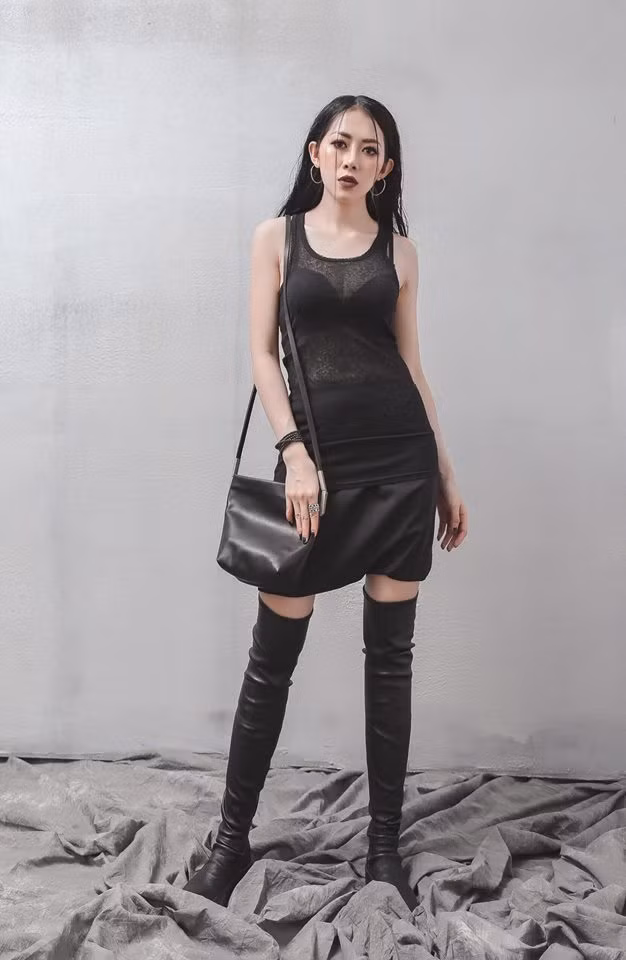 Dù toàn bộ tông màu đa phần là đen nhưng hot girl Quảng Bình - Nguyễn Mai Sương không hề đụng hàng và nhàm chán. Ảnh trong bài: Facebook nhân vật.