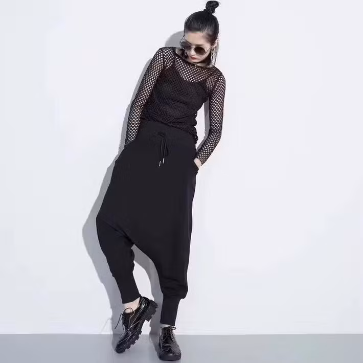 Cũng chính bởi vậy, cô gái Quảng Bình này nhanh chóng sở hữu lượng fan khủng lên tới hơn 100.000 người trên trang cá nhân của mình. Mỗi bức ảnh của Mai Sương đăng tải, đều được những tín đồ thời trang mà đặc biệt là những bạn trẻ sở hữu phong cách cá tính theo dõi khá nhiệt tình.