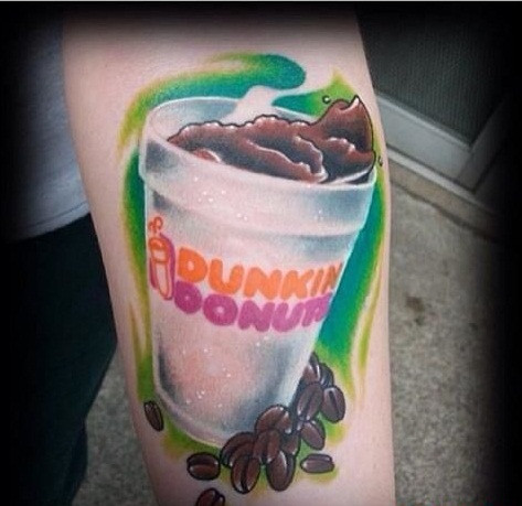 Với fan cuồng take away thì việc xăm thức uống mình yêu thích lên cơ thể để tỏ lòng "ngưỡng mộ" là chuyện vô cùng bình thường. Nhiều người còn tếu táo cho rằng khi nào thèm thì nhìn cho đỡ nghiện.