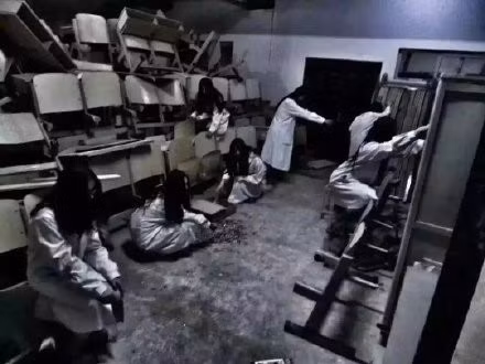 Những hình ảnh ma quái dị khiến mọi người xem bộ ảnh kỷ yếu phải thót tim.