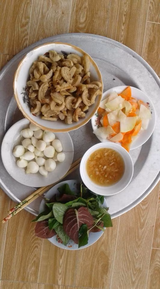 Mỗi giai đoạn của lịch sử, sẽ phát xuất ra những món ăn khác nhau, với những bạn trẻ 10X thì những món ăn Âu, Hàn là thứ được ưa chuộng nhưng với thế hệ 8X và 9X đời đầu thì họ cũng có những món ăn huyền thoại riêng của mình.