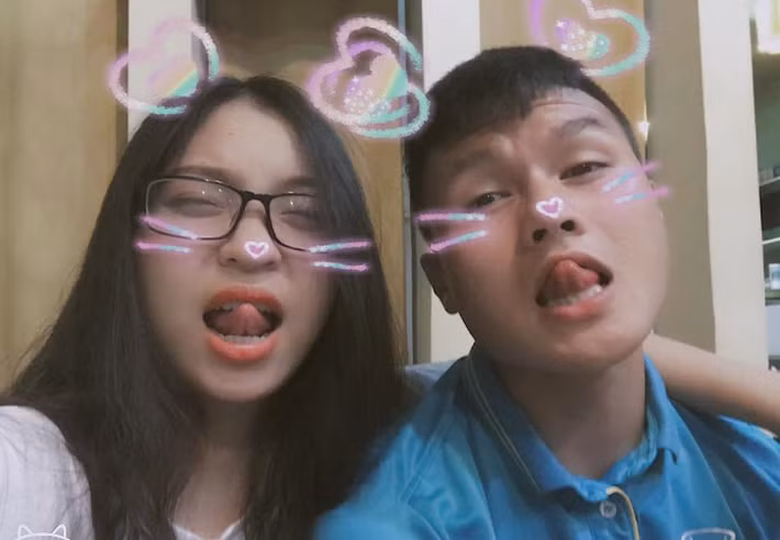 Khi các fan đòi cô nàng kể tật xấu của Quảng Hải, cô bạn đã từ chối khéo: 'Thôi chị không kể đâu, ai đời vạch áo cho người xem lưng.'