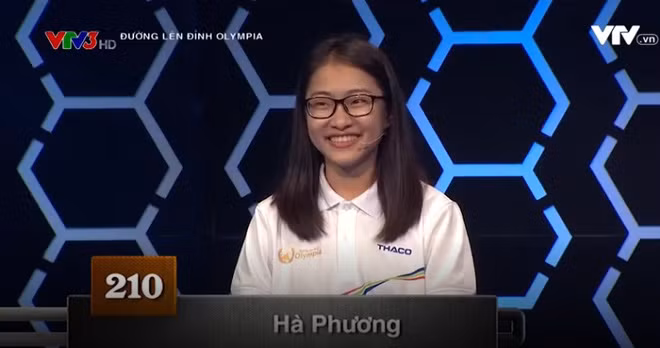 Chỉ về nhì trong cuộc thi tuần, nhưng cô gái Hà Tĩnh xinh đẹp có tên Phan Thị Hà Phương đã xuất sắc vượt qua ba đối thủ là các đấng mày râu để trở thành quán quân của vòng thi tháng chương trình "Đường lên đỉnh Olympia" 2017. Bên cạnh đó, cô bạn 9X này cũng gây chú ý với nhan sắc và đặc biệt là nụ cười cực duyên. Ảnh trong bài: Facebook nhân vật.