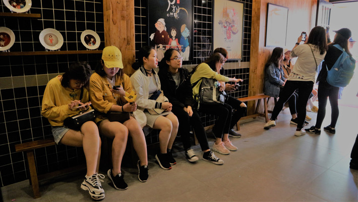 Dòng thực khách xếp hàng dài gần kín vỉa hè trên đoạn phố Lý Thái Tổ (Hà Nội). Trong đó, nhiều bạn trẻ đi hàng nghìn km, từ TP Hồ Chí Minh, Pleiku, Cà Mau... để đến dự buổi lễ khai trương cửa hàng của thần tượng.