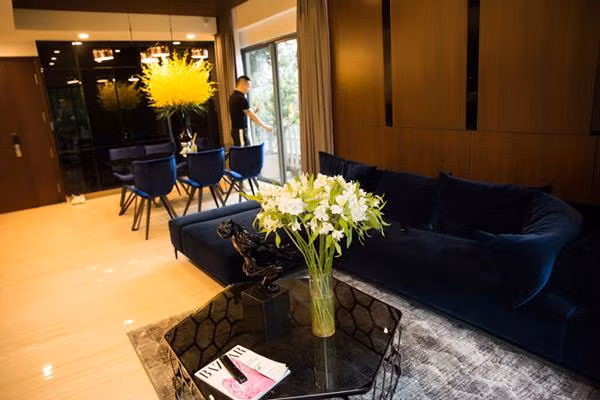 Phòng khách trang trí đơn giản nhưng tinh tế, thường được chủ nhân chọn bày một bình thủy tinh cắm hoa tươi trên bàn.