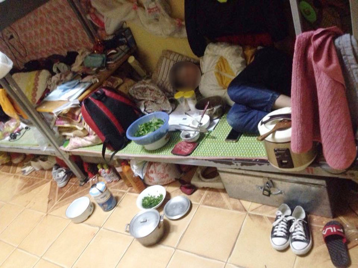 Chiếc giường ở kí túc xá nữ là nơi sinh hoạt chính của nhiều nữ sinh, với họ chiếc giường không chỉ để ngủ, để học, để ăn mà còn là cái kho để họ tích lũy quần áo, sách vở.