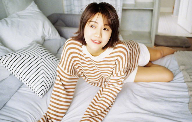 Góc nghiêng thần thánh khiến vẻ mặt của Hiểu Nhiễm càng trở nên đẹp một cách vi diệu.