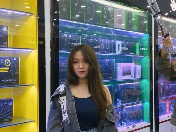 Mí mắt sụp, mặt phù nước và những đường nét kém xinh lộ rõ trên khuôn mặt từng được nhiều dân mạng ca ngợi không tì vết của Hera Kiều Anh.