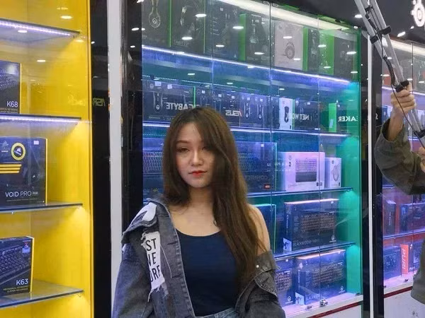 Mí mắt sụp, mặt phù nước và những đường nét kém xinh lộ rõ trên khuôn mặt từng được nhiều dân mạng ca ngợi không tì vết của Hera Kiều Anh.