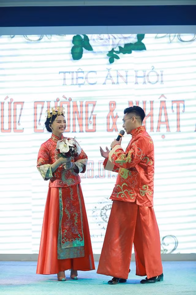 Cuối cùng, cặp đôi cô dâu - chú rể Hà thành này tái khẳng định toàn bộ phần sự kiện là do người nhà tặng đôi bạn trẻ nên đám hỏi không hề lãng phí như mọi người nhầm tưởng.