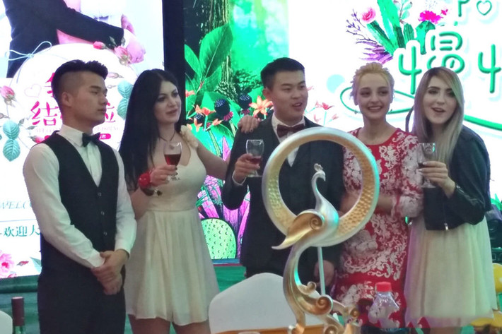 Theo truyền thống, nhà trai phải tặng cho nhà gái những món quà trước ngày cưới. Quà có thể là bánh kẹo, rượu, đồ trang sức hay thậm chí là xe hơi với con số có thể lên tới 200.000 nhân dân tệ (khoảng 700 triệu đồng).