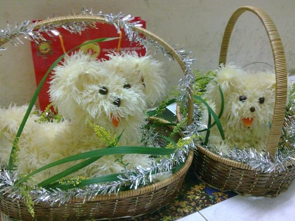 Những giỏ chó bưởi là đặc sản của mùa Trung thu được anh Hùng thể hiện qua đôi bàn tay khéo léo của mình.