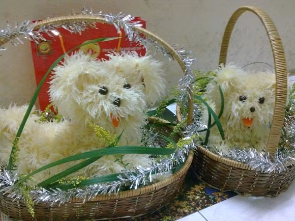 Những giỏ chó bưởi là đặc sản của mùa Trung thu được anh Hùng thể hiện qua đôi bàn tay khéo léo của mình.