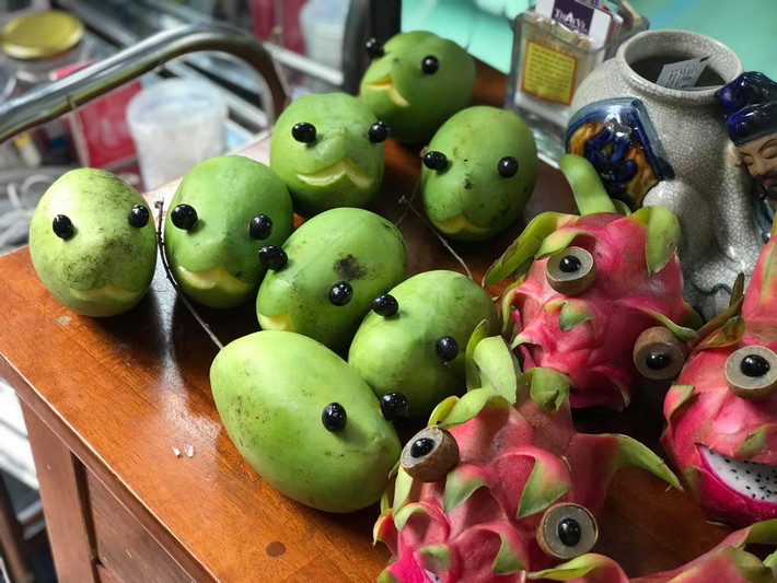 Cũng như nhiều nghệ sĩ khác, mùa Trung thu, anh Hùng Nguyễn (nickname Hùng Daruma), hiện sinh sống và làm việc tại Hà Nội lại miệt mài trang trí những giỏ hoa quả được khách hàng đặt.