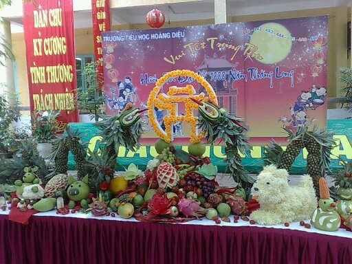  Mâm cỗ trung thu được anh Hùng trưng bày tại một trường tiểu học ở Hà Nội cách đây chưa lâu.