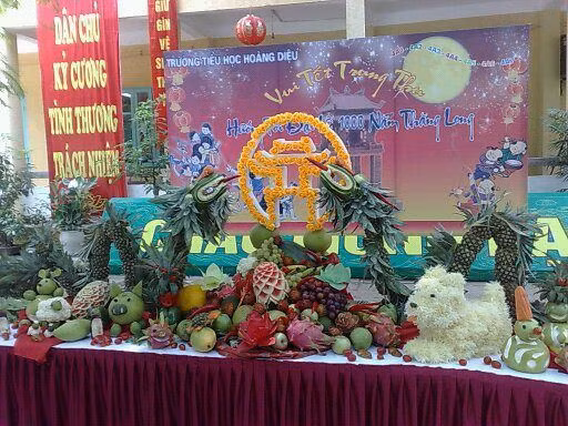  Mâm cỗ trung thu được anh Hùng trưng bày tại một trường tiểu học ở Hà Nội cách đây chưa lâu.