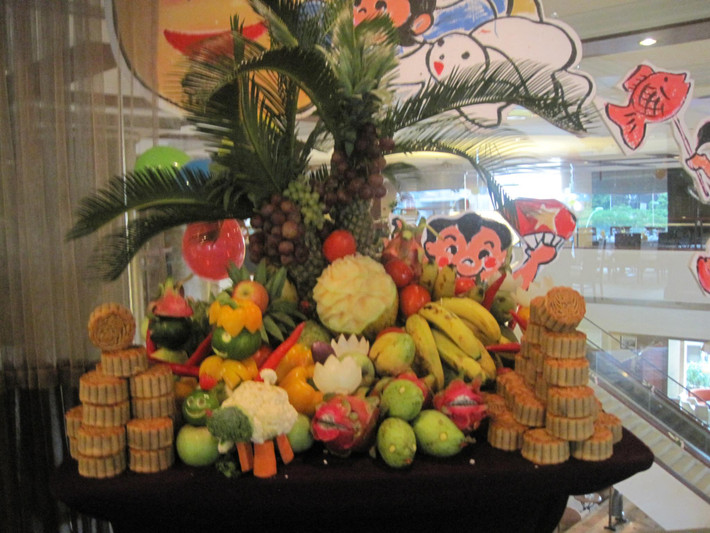 Vào mỗi dịp Trung thu về, anh Hùng nhận những đơn hàng dồn dập từ những trường học, công ty hay khách sạn trên địa bàn Hà Nội đổ về. Có thể nói, công việc này chiếm rất nhiều thời gian của anh trong 1 tháng cận Trung thu.