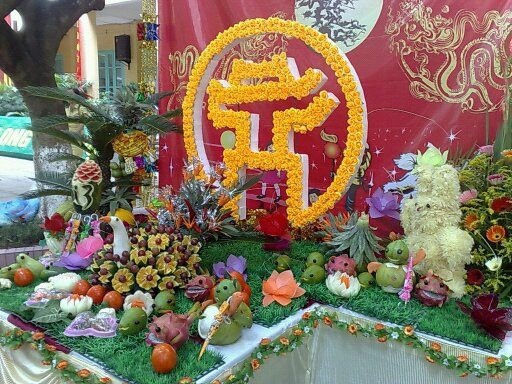 Cũng theo chia sẻ của anh Hùng, giá mỗi tác phẩm điêu khắc trên hoa quả của anh thường từ 150.000 đồng/sản phẩm và tùy vào từng độ khó mà khách hàng yêu cầu.