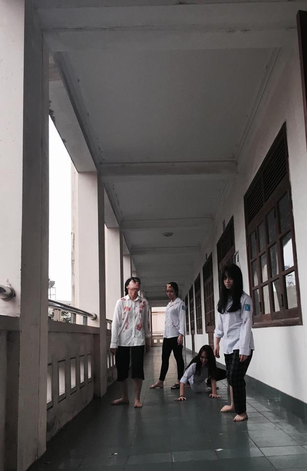 Trước đó, nhóm 7 nữ sinh Trung Quốc đã nghĩ ra ý tưởng chụp ảnh kỷ yếu kinh dị với bối cảnh là một căn nhà bỏ hoang, cũ kỹ và tạo cảm giác rùng rợn ngay khi bước vào.