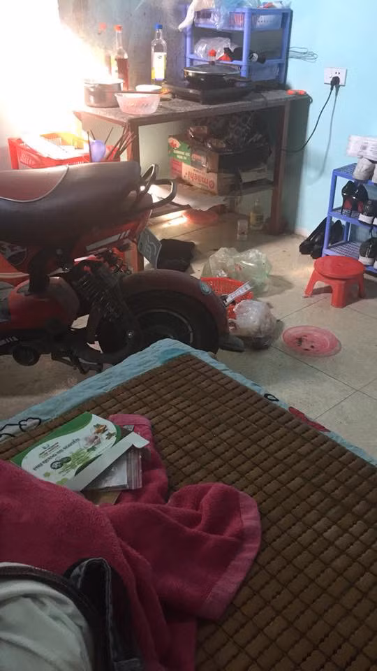 Tâm lý chung của nhiều bạn nữ đó là miễn có quần áo mặc và dụng cụ thì vứt đâu cũng được và khi cần là phải tìm ra. Tuy nhiên, với một số cô bạn "não cá vàng" thì dù có đang đeo kính trên mắt những vẫn hỏi "mày ơi kính tao đâu".