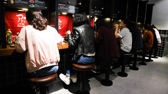 Theo tìm hiểu của PV Kiến Thức, các vị khách sẽ phải tới Aori Ramen thưởng thức mì hoàn toàn một mình. Mỗi vị khách sẽ được ngồi trong một quầy riêng biệt với một cửa sổ rất nhỏ chỉ để họ liên hệ với nhân viên phục vụ.