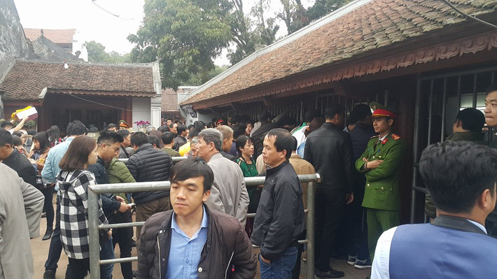 Theo Ban Tổ chức, số lượng ấn phát ra sẽ không hạn chế và phục vụ tối đa nhu cầu của người dân đến hết tháng Giêng, do đó, người dân không cần phải tranh giành để có được ấn. Đây có lẽ là lý do khiến lượng du khách trong ngày đầu phát ấn giảm so với mọi năm.