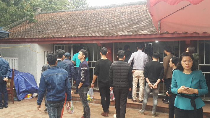 Ghi nhận vào sáng nay, tại một số cổng phát ấn đền Trần rất thoáng, vắng vẻ người xin ấn.