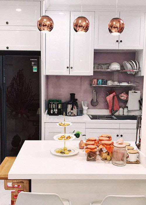 Căn bếp nhỏ nhưng gọn gàng, sạch sẽ, đầy đủ tiện nghi với thiết kế đèn lạ mắt.