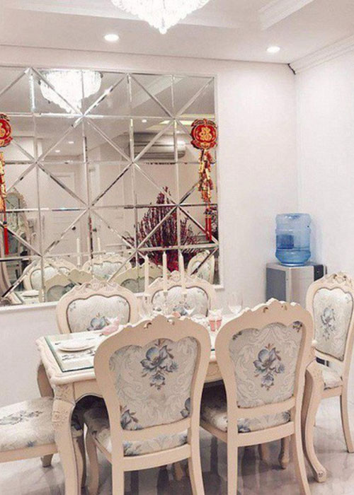 Khu vực bàn ăn được đặt gần phòng khách.